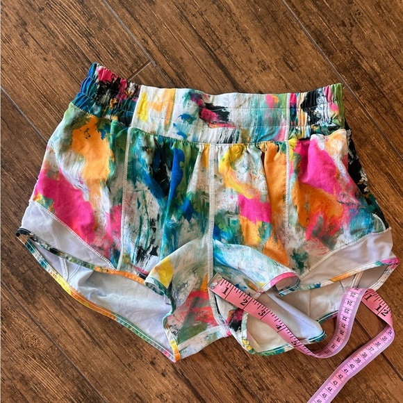 Lululemon Hotty Hot Shorts size 6 Color is No Limits White Multi/White - Picture 5 of 6